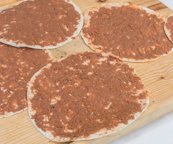 传统的土耳其披萨Lahmacun 洋葱和欧芹制成 陈列在街头食品市场的一张木制桌子上 — 图库照片