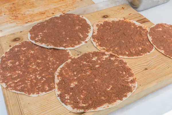Pizza Tradicional Turca Llamada Lahmacun Siendo Preparada Con Carne Cebolla — Foto de Stock