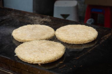 Kunefe, tatlı ve lezzetli levantin peynirli börek, Türk usulü özel ve geleneksel tatlı. Eritilmiş hatay peynirinden yapılmış kızarmış kunefe, şeker şurubu, fillo dilimleri.