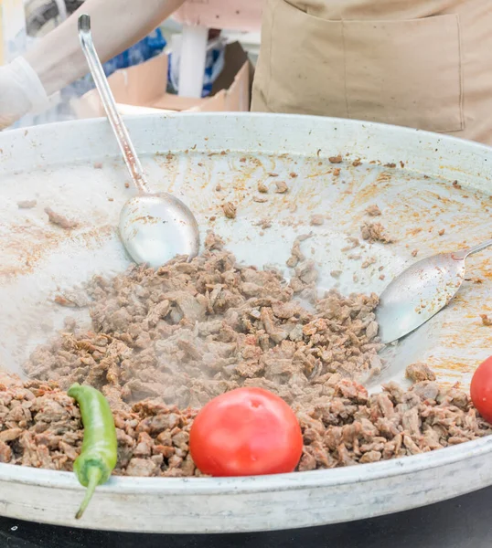 Carnea Tradițională Turcească Shawarma Fiind Preparată Roșii Roșii Ardei Roșu — Fotografie, imagine de stoc