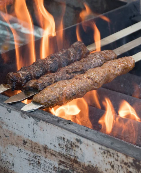 Adana Kebab Carne Picada Cordero Molida Pincho Parrilla Sobre Carbón — Foto de Stock