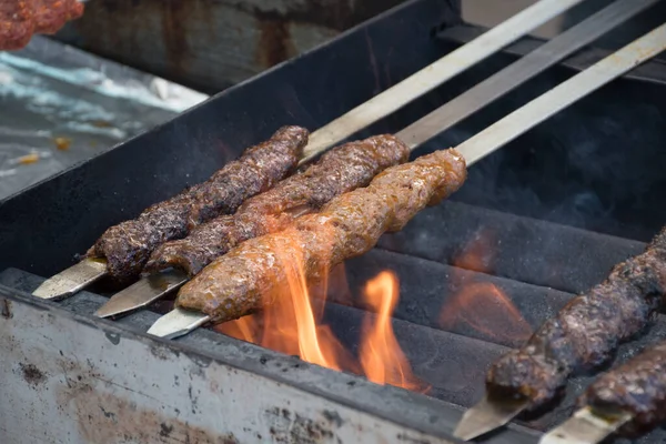 Adana Kebab Carne Picada Cordero Molida Pincho Parrilla Sobre Carbón — Foto de Stock