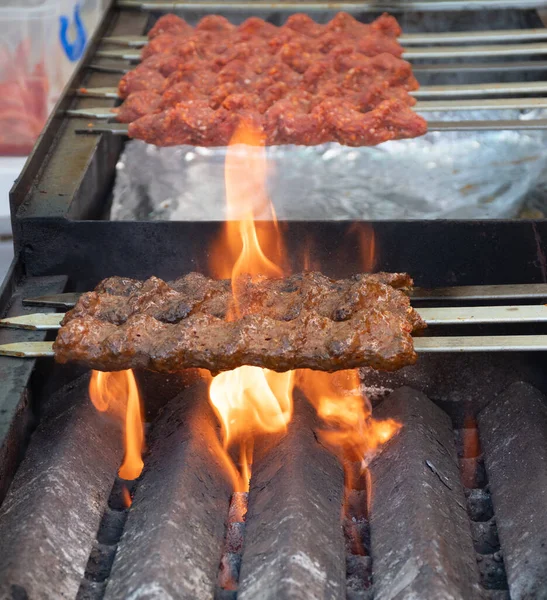 Adana Kebab Carne Picada Cordero Molida Pincho Parrilla Sobre Carbón — Foto de Stock