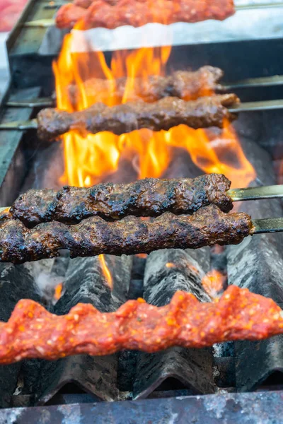 Adana Kebab Cordeiro Moído Carne Picada Espeto Grelha Sobre Carvão — Fotografia de Stock