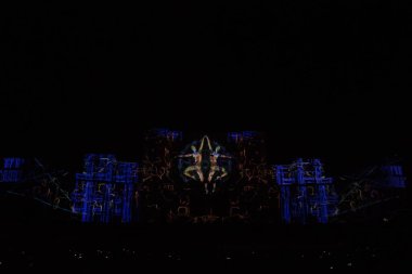 Bükreş, Romanya, 21 Eylül 2019: Bükreş 'teki Palatul Parlamentului tarihi binasıyla ilgili tahminler. Parlamento, IMAPP 2019 Video Haritalama yarışması için resimlerle aydınlandı