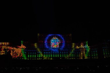 Bükreş, Romanya, 21 Eylül 2019: Bükreş 'teki Palatul Parlamentului tarihi binasıyla ilgili tahminler. Parlamento, IMAPP 2019 Video Haritalama yarışması için resimlerle aydınlandı