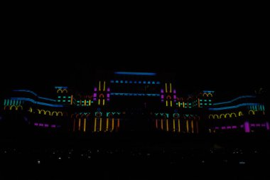 Bükreş, Romanya, 21 Eylül 2019: Bükreş 'teki Palatul Parlamentului tarihi binasıyla ilgili tahminler. Parlamento, IMAPP 2019 Video Haritalama yarışması için resimlerle aydınlandı