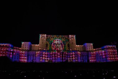 Bükreş, Romanya, 21 Eylül 2019: Bükreş 'teki Palatul Parlamentului tarihi binasıyla ilgili tahminler. Parlamento, IMAPP 2019 Video Haritalama yarışması için resimlerle aydınlandı