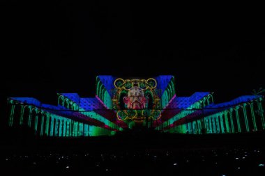 Bükreş, Romanya, 21 Eylül 2019: Bükreş 'teki Palatul Parlamentului tarihi binasıyla ilgili tahminler. Parlamento, IMAPP 2019 Video Haritalama yarışması için resimlerle aydınlandı