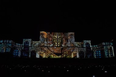 Bükreş, Romanya, 21 Eylül 2019: Bükreş 'teki Palatul Parlamentului tarihi binasıyla ilgili tahminler. Parlamento, IMAPP 2019 Video Haritalama yarışması için resimlerle aydınlandı