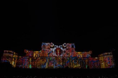 Bükreş, Romanya, 21 Eylül 2019: Bükreş 'teki Palatul Parlamentului tarihi binasıyla ilgili tahminler. Parlamento, IMAPP 2019 Video Haritalama yarışması için resimlerle aydınlandı