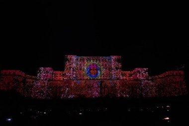 Bükreş, Romanya, 21 Eylül 2019: Bükreş 'teki Palatul Parlamentului tarihi binasıyla ilgili tahminler. Parlamento, IMAPP 2019 Video Haritalama yarışması için resimlerle aydınlandı