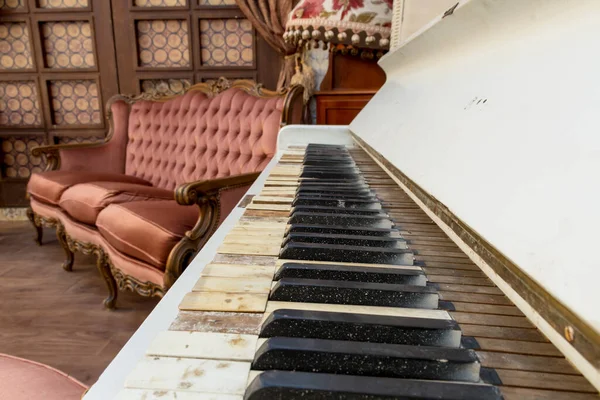 Vintage Retro Room Setting Sofa Accessories Old Rusty White Piano — Stock Photo, Image