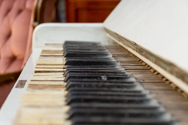 Vintage Ambiente Retro Con Sofá Accesorios Viejo Piano Blanco Oxidado — Foto de Stock