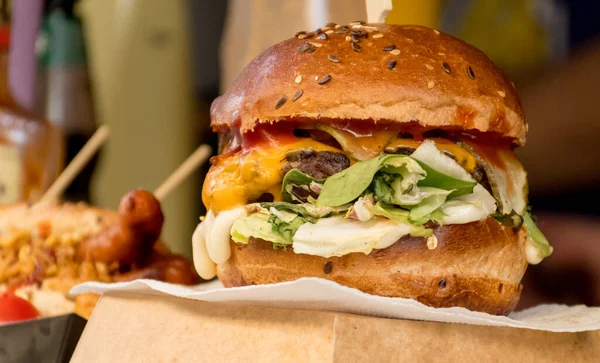 Hamburguesa Fresca Derretida Lista Para Comer Durante Festival Comida Rápida — Foto de Stock