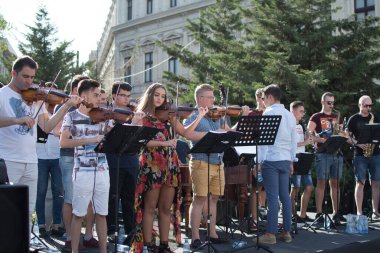 Sokak yemekleriyle dolu bir etkinlik. Yerel sanatçılar sokaklarda gösteri yapıyorlar.