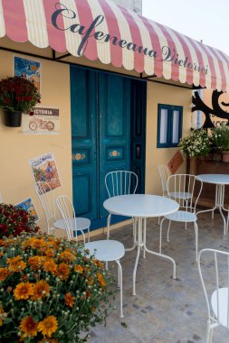 Bükreş, Romanya, 1 Eylül 2019: Retro vintage mavi ahşap kapı ve beyaz sandalyeler, kafeterya kafe kartpostal düzenleme