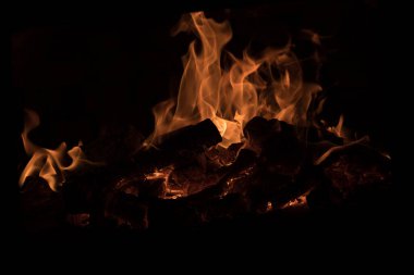 Taş fırında kömür yak ve yak. Ahşap üzerine tuğla ve kil yapılmış bir fırın. Pizza için fırın. Tuğla fırını Büyük yanan alevler siyah üzerine izole edilmiş, kopyalama alanı