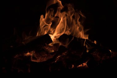 Taş fırında kömür yak ve yak. Ahşap üzerine tuğla ve kil yapılmış bir fırın. Pizza için fırın. Tuğla fırını Büyük yanan alevler siyah üzerine izole edilmiş, kopyalama alanı