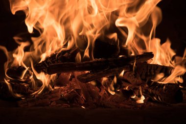 Taş fırında kömür yak ve yak. Ahşap üzerine tuğla ve kil yapılmış bir fırın. Pizza için fırın. Tuğla fırını Büyük yanan alevler siyah üzerine izole edilmiş, kopyalama alanı