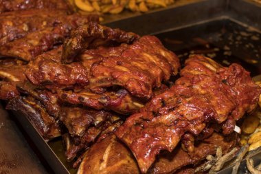 Şef ızgarada et hazırlıyor, dışarıda yemek festivali, yemek kamyonu, brunch ya da catering etkinliği sırasında. Domuz bifteği, tavuk göğsü, sosis, yüksek protein, sağlıksız ve şişman et parçaları.