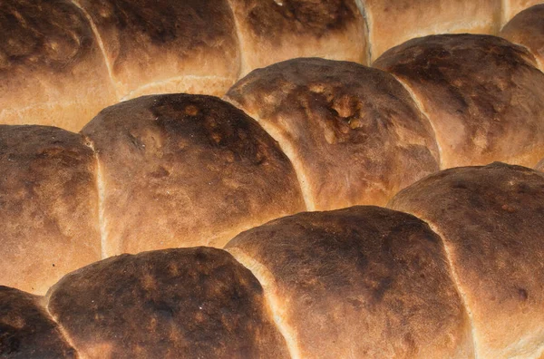 新鲜而脆的自制面包 用传统的石材烤箱烘焙而成 农村地区用木柴 天然炉灶和乡村炉灶配制的自制新鲜粗硬的小麦面团面包 — 图库照片