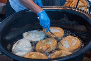 Yemek festivali sırasında adı 