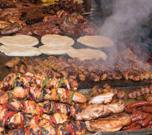 Chef Che Prepara Carne Alla Griglia Durante Festival Del Cibo — Foto Stock