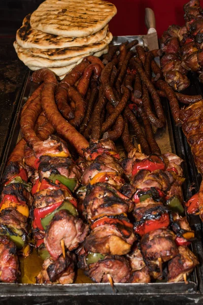 Chef Preparando Carne Grelha Durante Festival Comida Externa Livre Caminhão — Fotografia de Stock