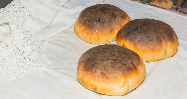 Roti Segar Dan Renyah Buatan Rumah Dipanggang Dalam Oven Kayu — Stok Foto