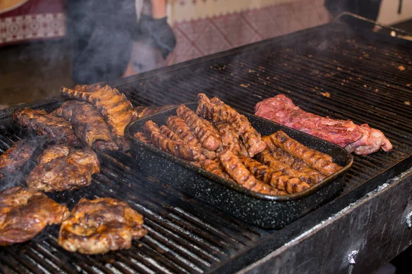 Chef Preparando Carne Grelha Durante Festival Comida Externa Livre Caminhão — Fotografia de Stock