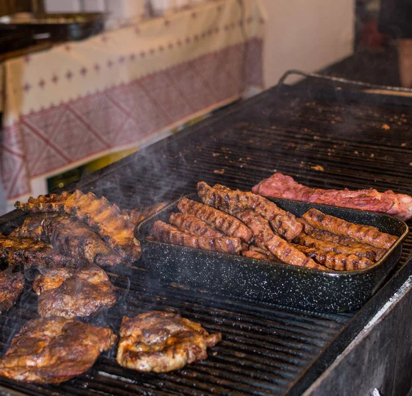 요리사는 그릴에서 고기를 준비하고 야외에서 브런치 행사를 스테이크 닭고기 가슴살 — 스톡 사진