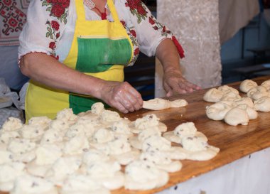 Geleneksel Doğu Avrupalı (Romen, Macar, Bulgar, Moldovyalı) kadın, geleneksel tatlı veya tuzlu bir turta olan 
