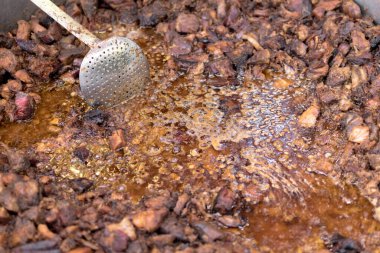 Sağlıksız, yağlı, yağlı, et dilimleri karışımı, fast food festivalinde büyük bir tencerede kızarma. Geleneksel Romanya yemeği olan 