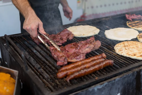 Chef Preparando Carne Parrilla Durante Festival Comida Aire Libre Camión — Foto de Stock