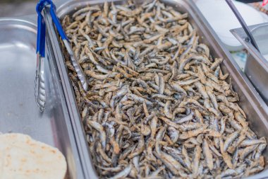 Pazarda ya da yemek festivalinde kızarmış küçük balıklar, yemek kamyonu, Asya pazarı. Canlı yemek istasyonu. Kızarmış balık, deniz ürünleri, sokak yemekleri.
