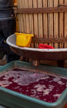 Üzüm suyundan yapılmış tatlı bir içecek. Yemek festivali sırasında yapılan taze, soğuk üzüm suyu. Şekerli içecek. Doğal şeker.