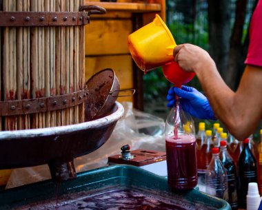 Üzüm suyundan yapılmış tatlı bir içecek. Yemek festivali sırasında yapılan taze, soğuk üzüm suyu. Şekerli içecek. Doğal şeker.