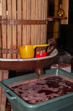 Üzüm suyundan yapılmış tatlı bir içecek. Yemek festivali sırasında yapılan taze, soğuk üzüm suyu. Şekerli içecek. Doğal şeker.