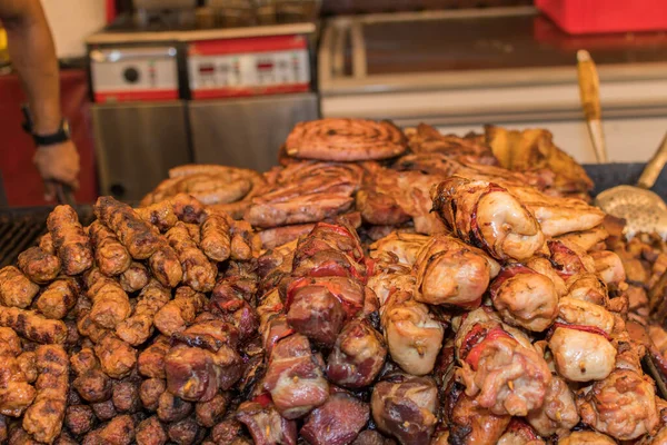 Chef Che Prepara Carne Alla Griglia Durante Festival Del Cibo — Foto Stock