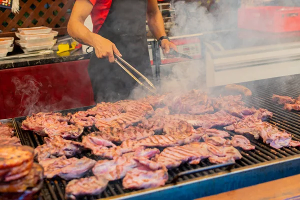 Chef Preparando Carne Parrilla Durante Festival Comida Aire Libre Camión — Foto de Stock