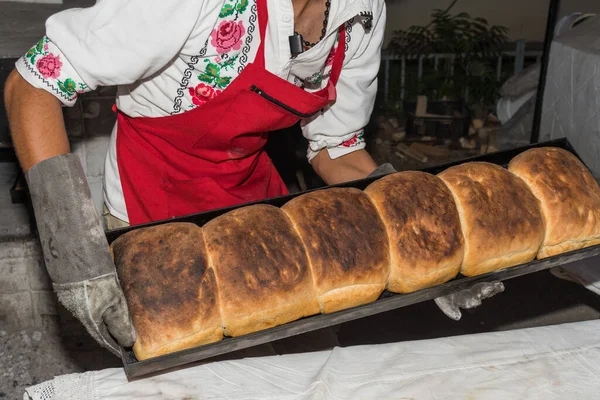 루마니아 부쿠레슈티 2019 빵만드는 의상을 화덕에서 자유롭게 — 스톡 사진