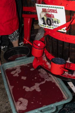 Üzüm suyundan yapılmış tatlı bir içecek. Yemek festivali sırasında yapılan taze, soğuk üzüm suyu. Şekerli içecek. Doğal şeker.