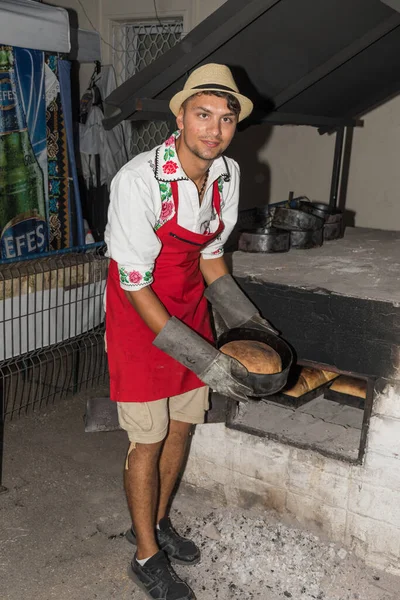 Bucarest Rumania Septiembre 2019 Hombre Con Ropa Tradicional Preparando Pan — Foto de Stock