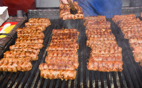 Chef Asar Carne Durante Picnic Cocina Evento Comida Variedad Mezcla — Foto de Stock