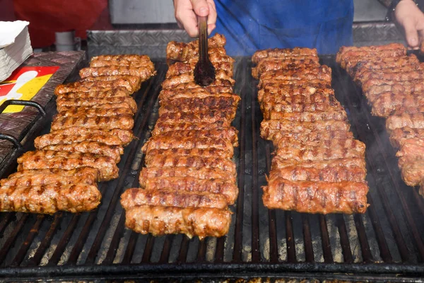 Chef Grigliare Carne Durante Picnic Barbecue Evento Alimentare Varietà Mix — Foto Stock