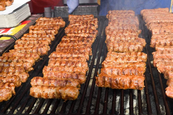 Chef Grigliare Carne Durante Picnic Barbecue Evento Alimentare Varietà Mix — Foto Stock