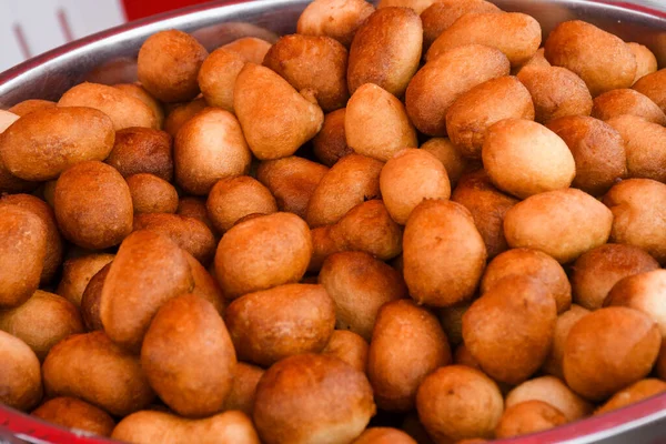 Rosquillas Redondas Frescas Durante Carnaval Festival Comida Rápida Glaseado Con —  Fotos de Stock