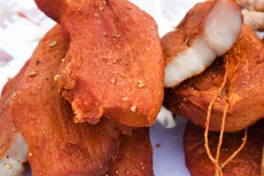 Çeşitli et ürünleri, sosisler, sucuk, karanlık bir masada baharatlar. Yukarıdan bak. Farklı baharatlı baharatlı sığır eti ve domuz sosisi çeşitleri. Sokak yemekleri, fast food çeşitleri.