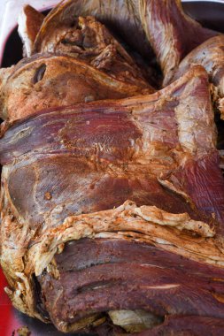 Çeşitli et ürünleri, sosisler, sucuk, karanlık bir masada baharatlar. Yukarıdan bak. Farklı baharatlı baharatlı sığır eti ve domuz sosisi çeşitleri. Sokak yemekleri, fast food çeşitleri.